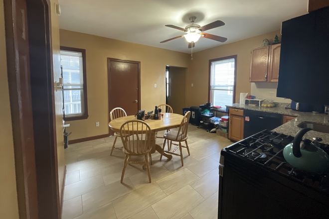 Kitchen - 4 Bed/2 Bath Apartment in Dorchester