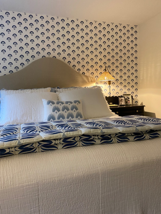 Bed - August 20, 2026. $1000.one person. Beautiful furnished bedroom. PhD &Grad students only. Condo