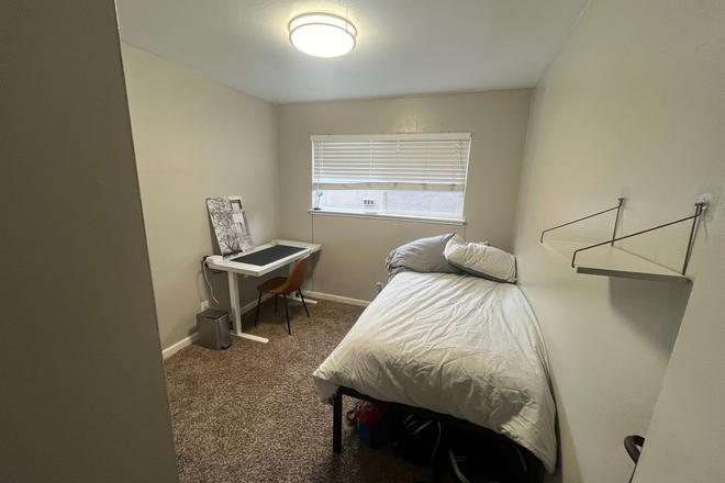 Bedroom (pic 1) - Single room one block from campus for June/July!