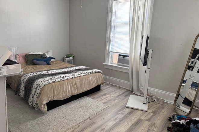 Bedroom - Large 2 Bedroom, 2 Bathrooms, 2nd Floor, Utilities Included. Walk to Campus Apartments