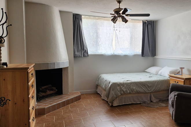Light bright window! Fireplace! Queen Bed! - Cozy Clairemont Studio Apt. in walkable neighborhood on transit lines to campus