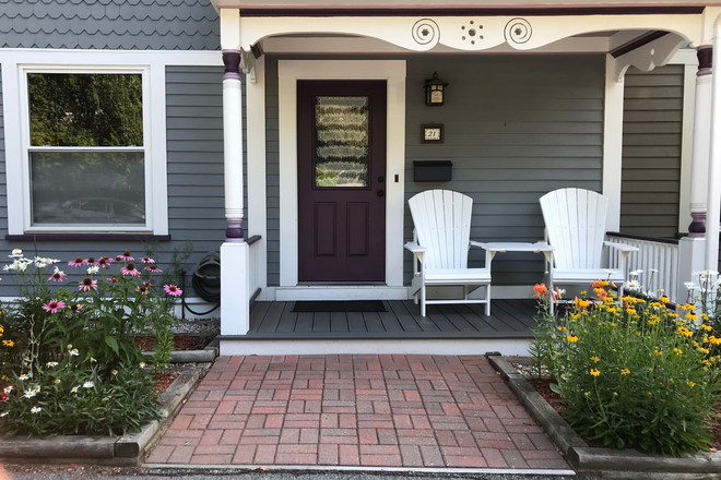 Front Porch - safe quiet neighborhood - Short-term housing. Women preferred. HomeStay. Near BC Law. See website.