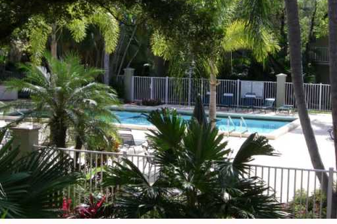 POOL AREA - WALK OR BIKE TO UM CAMPUS - BEAUTIFUL SUNWOOD  TOWNHOUSE/APARTMENTS - 1.8 MILES FROM UM CAMPUS