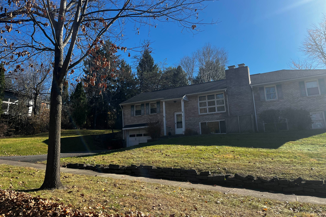 Outdoor area (front) - Duplex Property near West Campus