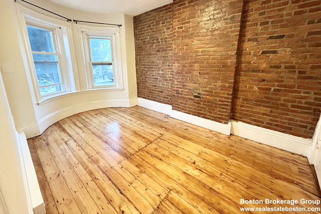 Living Area - Large 3 floor 4 bed 2 bath on Windsor Street