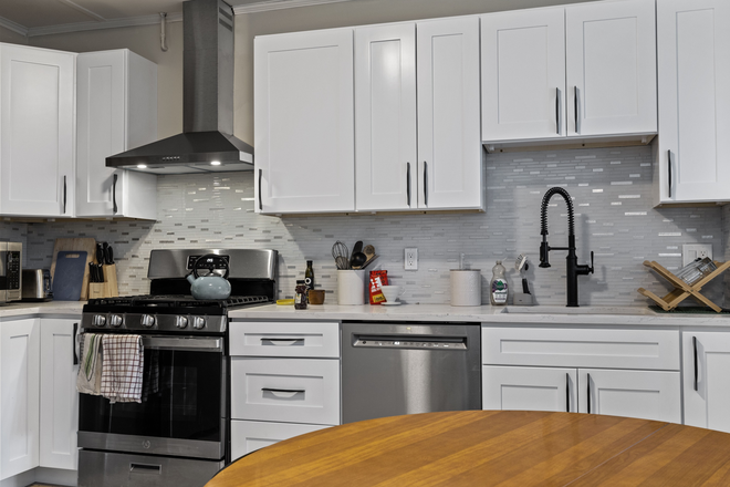 ... - VERY SPACIOUS 4 BEDS/1 BATH WITH TONS OF NATURAL LIGHT Apartments