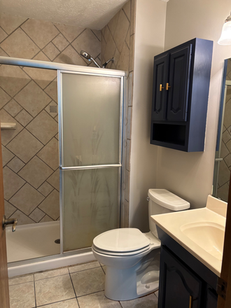 Master bathroom - House 15min from campus