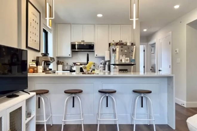 . - STUNNING 3 BED 3 BATH IN OAK SQUARE WITH IN-UNIT LAUNDRY! AVAIL 9/1/2026!!!