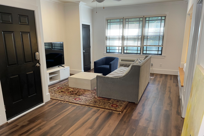 Roomy and airy - Convenient, quiet and safe studio - rent includes all utilities and a washer/dryer Townhome