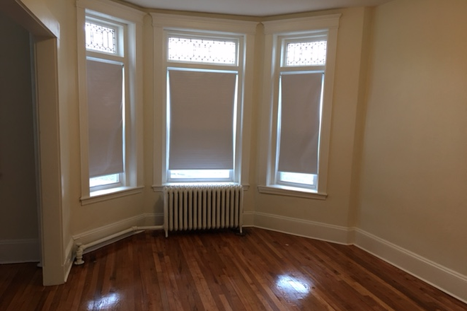 hubrealtyproperties.com - Stately large one bedroom, with bay windows, Packards Corner