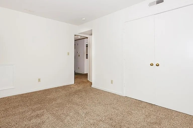 Bedroom - Two Bedroom Walking Distance to WM/Colonial Williamburg