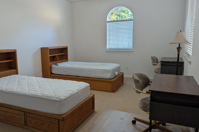  - 1 Single Bedrooms for rent in a 5 Bedroom Home - <3 miles to UC campus - All Utilities Included!