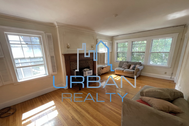 LIVING ROOM - **NOW RENTING JUNIOR YEAR 2026-2027**  LARGE 5 BED 2 BATHS, LIVING ROOM, YARD, UTILITIES INCLUDED Apartments