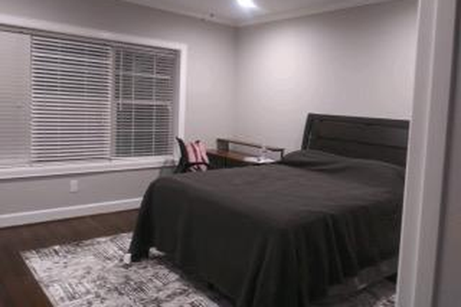 Bedroom furnished - 3 Bdrm duplex / 1 room avail / July 15th, 2025 Bus route#27 -15 min/1.4 miles Rental