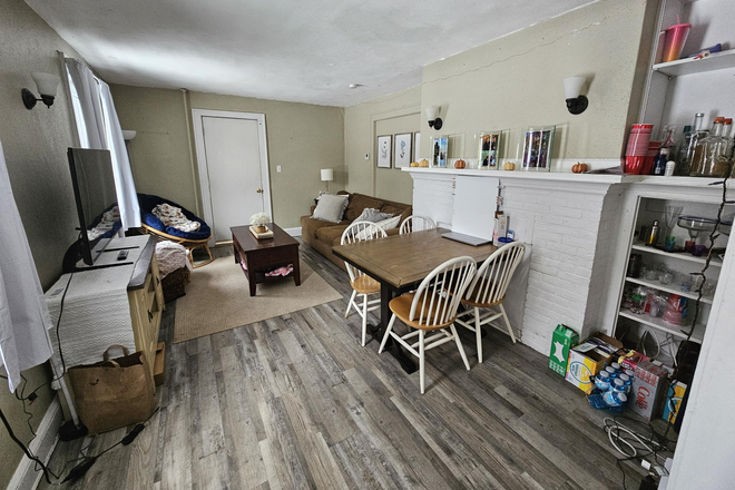 Living/Dining - 213 N. Eagleville Rd - Walking Distance to Class/On Campus Shuttle line!