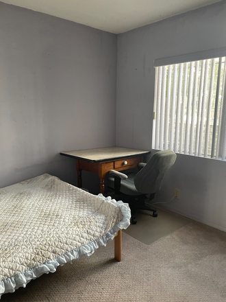 The end of the bed and desk - Clean Cozy Private Room, Ladies only House