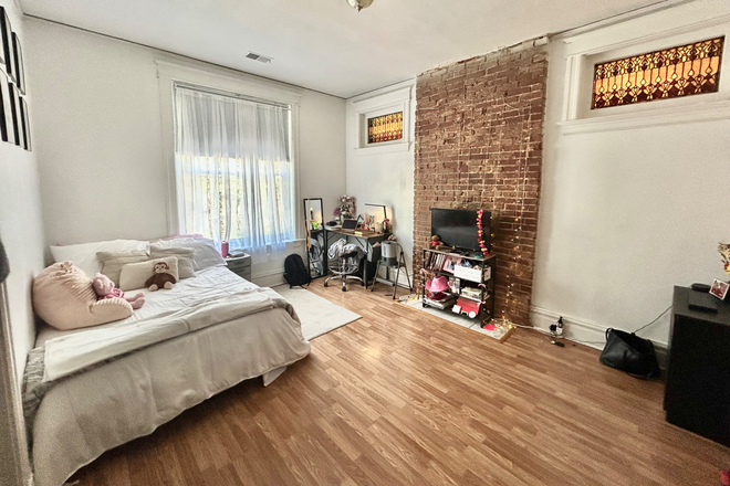 Bedroom - 6044 Kingsbury Ave (3 bedroom) Apartments