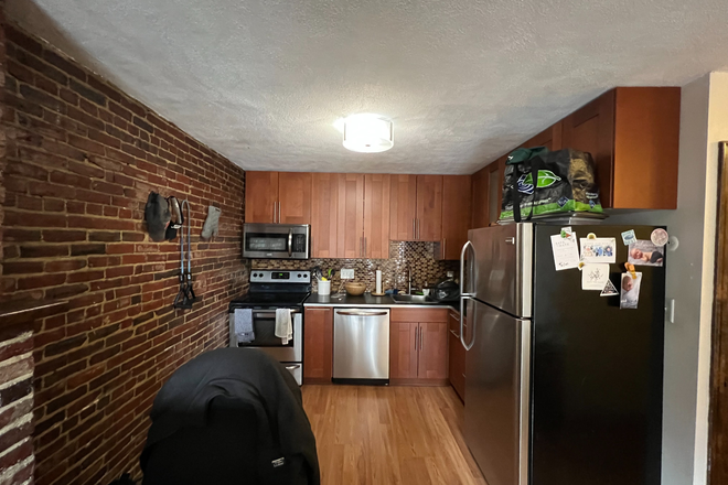 - - No Broker Fee!! Close to Campus! 1 bed w/ Laundry in Building Apartments