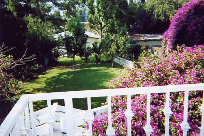 Big yard 1100sq/ft lot size w/grass - Huge Master Bedroom in Pasadena House ALL UTILITIES INCLUDED !