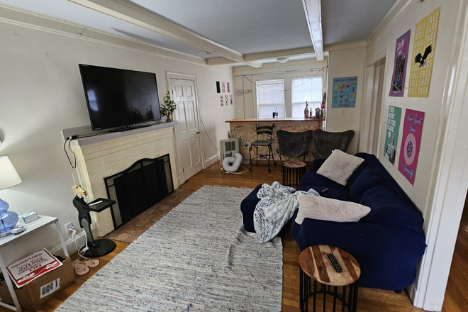 spacious livingroom - 6 BED/ 3 BATH AVAILABLE 2026 House