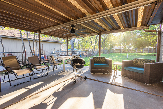back porch - Fully Furnished 4 bedroom 3 bathroom house by campus