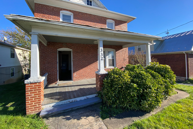 Front - Downtown home for rent for the 2026-2027 school year!