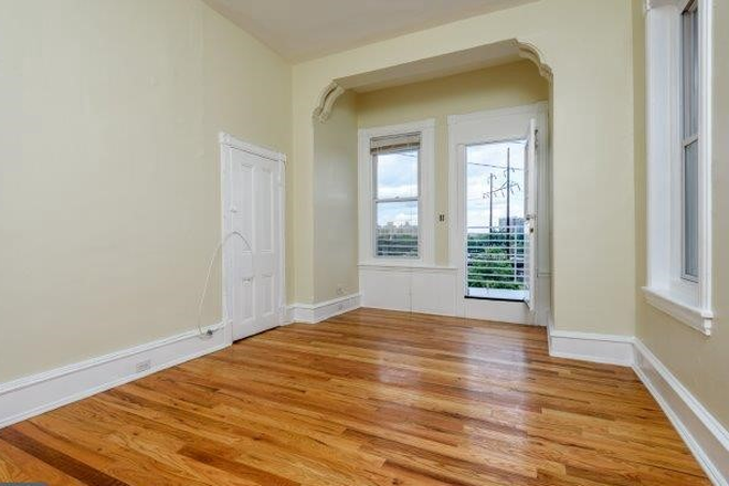 Huge living room with oak flooring.m - 32nd, above Spring Garden, 2 bed, 1 bath, high ceilngs, porch w/ Boat House, Art Museum, Center Ci