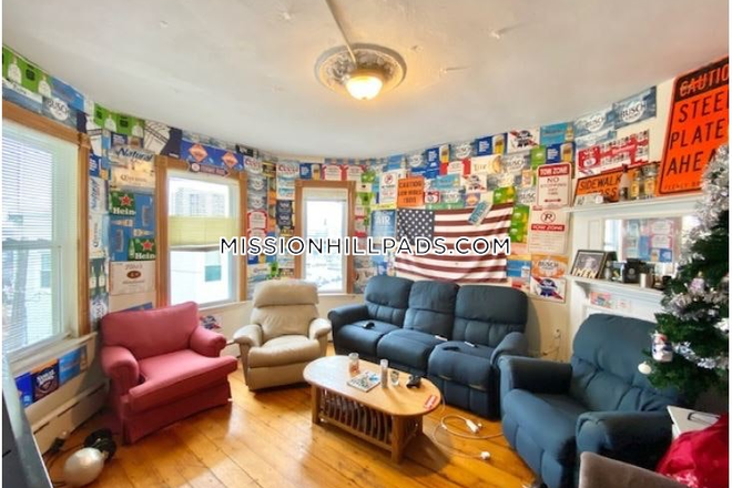 living room - 3bd/1bath-9/1/24- Spacious unit with deck Apartments