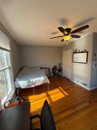 Upstairs Bedroom 3 - 5 Room 2 Bath Housing 10 min Walk to Campus or Downtown House
