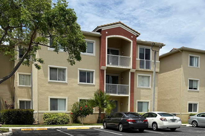 Apartment second floor with balcony - Modern Furnished 3-BR Near NSU -Student rooms from $950, Walk to Campus Condo