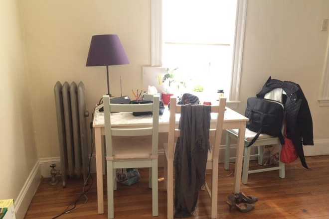 - - Close to Campus! Spacious 1 bed w/ Heat & Hot Water Included, Laundry in Building Apartments