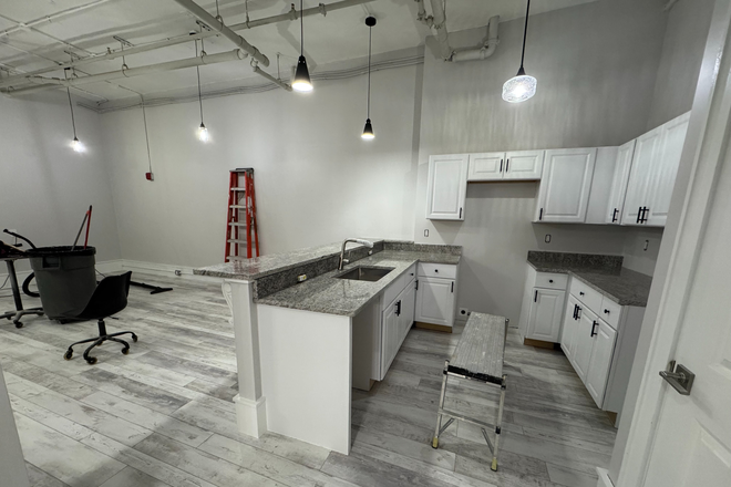 Call NOW for showings! 617-236-8550 - TEMPLE PL - HUGE URBAN CHIC LOFT 2BR AVAIL *9/1/2025* IN DTX W/ IN UNIT LNDRY, A/C, EUQLA BDRMS!