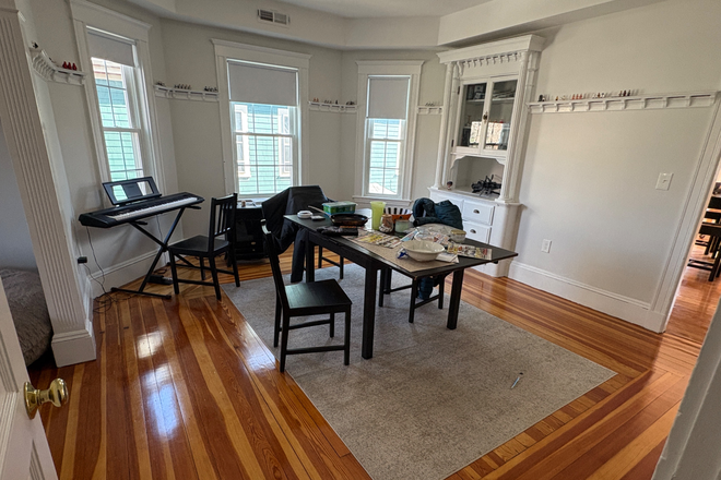 Dining Room - LOOKING FOR 1 ROOMMATE - nice apartment right next to Tufts campus