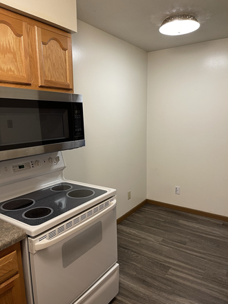 QP - Two-Bedrooms Near Campus! - 612 E Court St. Apartments