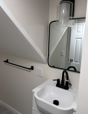 Master bedroom bathroom - Newly renovated house 6 minute drive to campus