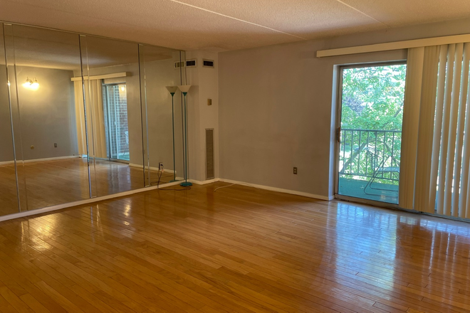 Living room - Condo 2 bed/2bath with 2 Parkings- Sept 1