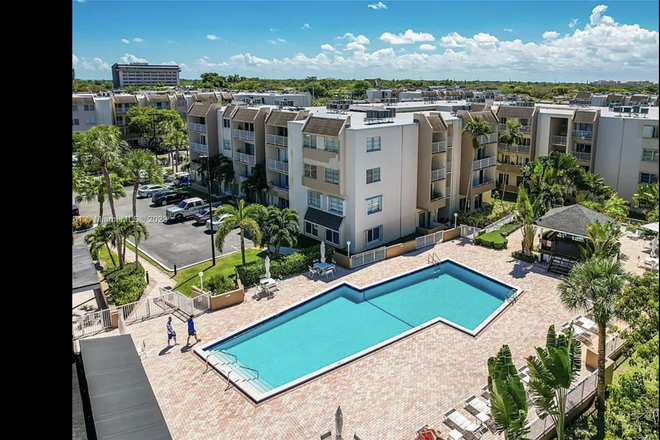 Pool - Dadeland area 2 bedroom Condo