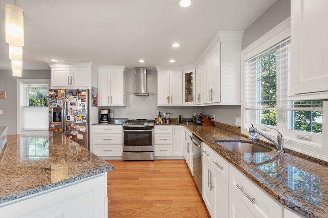 Kitchen - Park Ave Home, 4 bed/3.5 bath, 2 car garage, pet friendly, no fees.