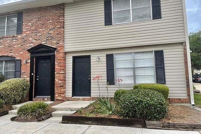 two bedroom/two story condo. - 415 Parkdale Drive  6A/very quiet, family neighborhood, .4 mile to Savannah Hwy 1/4mile to Greenway Condo