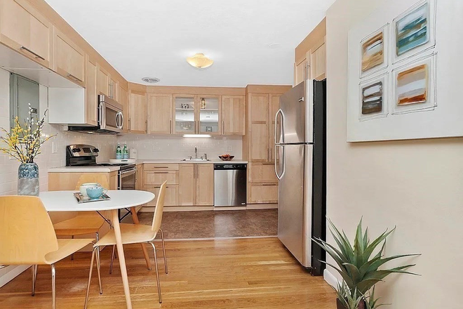 LIVING - 2 BED WITH HEAT & HOT WATER INCLUDED! AVAIL. 8/1/25