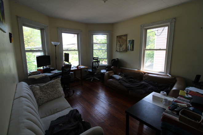 2 - 4 bed, 2 bath apartment 7 min walk to Harvard, with nice large yard.