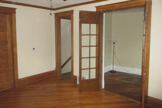 Living Room & Den - 2 Tenants looking for 3rd Roommate for Fall Semester -$590 Includes all Utilities - NEAR CAMPUS House