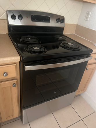 Kitchen - New appliances - 1/1  (1 mile to UM and 3 minutes)