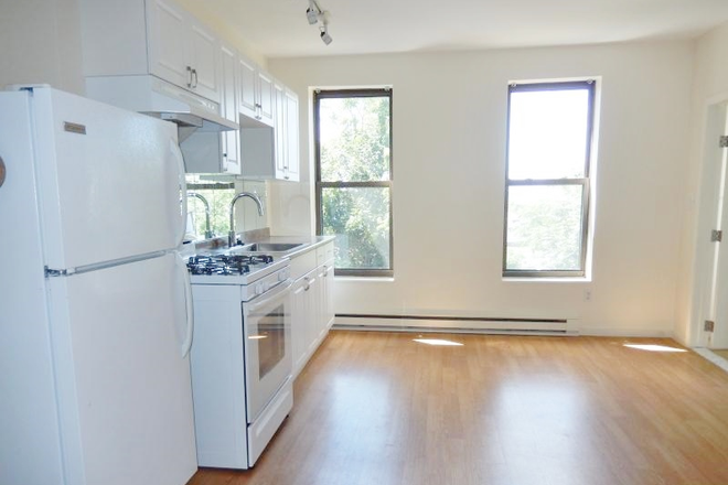 Call NOW for showings! 617-236-8550 - WEBSTER ST - *1/2 FEE* FLOOR THRU WATERFRONT 2BR IN JEFFRIES POINT FOR *9/1/2026* W/ LNDRY IN BLDNG! Apartments