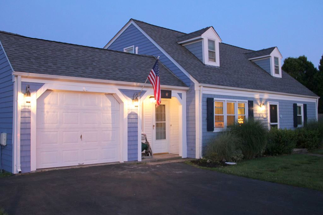 Front of House - Available for a group of 4! 4 Bedroom home in Eastward Look!