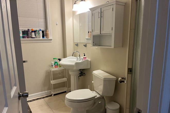 Full bathroom - Private, Fully Furnished Bedroom in shared apt, Private bath, Steps from BU