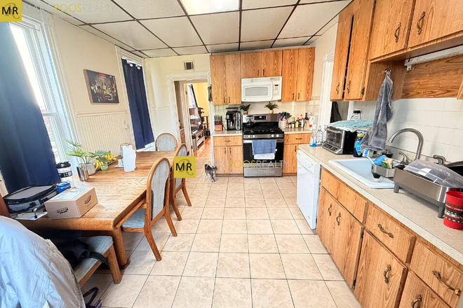 Call NOW for showings! 617-236-8600 - MARKET ST - LRG BRIGHTON CTR 3BR/1BA AVAIL *9/1/2025* W/ EIK, DW, 3 PRKNG INC, LOFT, LNDRY IN BLDNG!