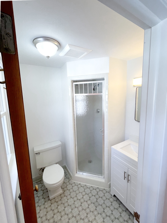 bathroom - 3 bedroom +2.5 bath home available for rent - 4 minutes from John Dempsey Hospital