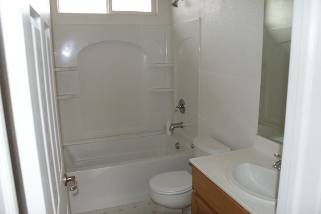 Upstairs bathroom - Merced house 3 bedrooms ($580-$650 per month per room) for rent