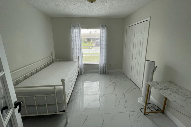 Bedroom 1 - 2 Bedrooms, single family house, 7 mins from campus